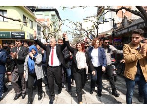 Özlem Çeçrioğlu’ndan İncirliova pazarına ziyaret