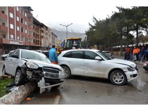 Elbistan’daki kazada araçta sıkışan sürücü yaralandı