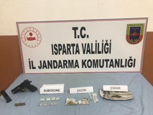 Jandarmadan dedektör köpekli uyuşturucu baskını
