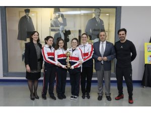 Sanko Okulları kız yüzme takımı il şampiyonu oldu
