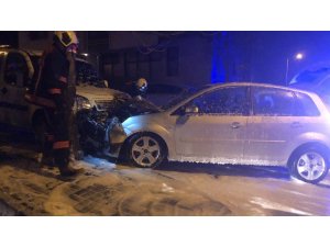 Başkent’te zincirleme trafik kazası: 1 araç yandı 1 kişi de yaralandı
