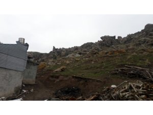 Akçakale’den kopan dev kaya eve çarptı