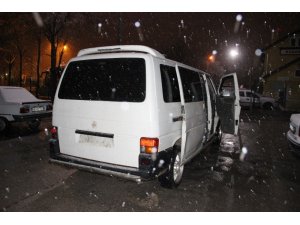 Hırsızlık şüphelileri bekçiler gelince minibüsü bırakıp kaçtı
