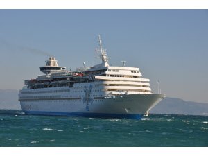 Turist gemisi fırtana nedeniyle limana güçlükle yanaştı