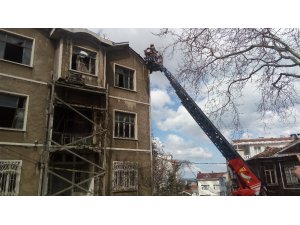 Sarıyer’de şiddetli rüzgar bir binanın kiremitlerini uçurdu