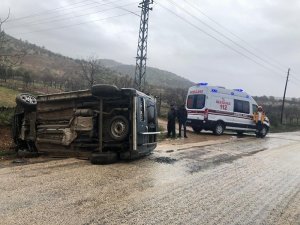 Gölbaşı’nda hafif ticari araç yan yattı: 4 Yaralı