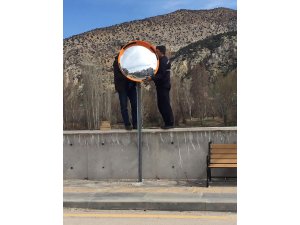 Nallıhan'da kör noktalara dışbükey ayna yerleştirildi