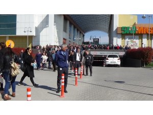 AVM’deki yüzlerce kişi yangını izlemek için sokağa döküldü