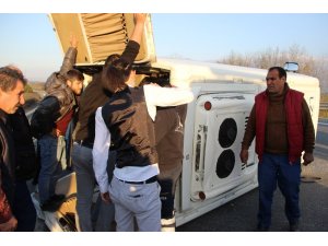 TEM’de minibüs devrildi: 17 yaralı
