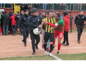 Şampiyonluk maçında 5 gözaltı, 7 kırmızı kart