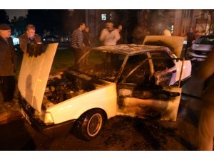 Park halindeyken yanan otomobil hurdaya döndü