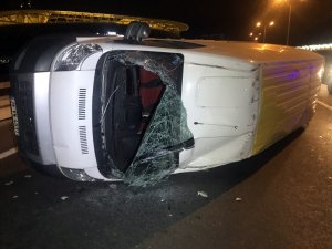 Sarıyer’de lastiği patlayan panelvan minibüs devrildi: 2 yaralı