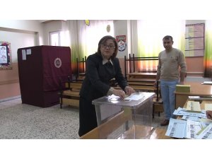 İlklerin kadını ilk oyu kullandı
