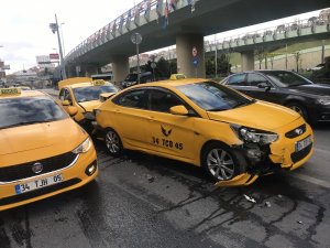 Şişli’de yaşanan zincirleme kazada genç sürücü şoka girdi