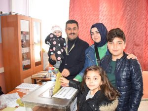 Başkan uğurlu, eşi ve çocuklarıyla sandığa gitti