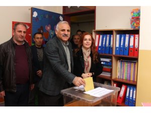 Cumhur İttifakı AK Parti Trabzon Büyükşehir Belediye Başkan adayı Zorluoğlu oyunu kullandı