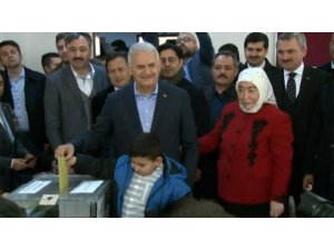 AK Parti İstanbul Büyükşehir Belediye Başkan Adayı Binali Yıldırım, Tuzla’da oyunu kullandı