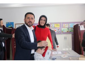 AK Parti Belediye Başkan adayı Arı oyunu 5 yaşındaki oğluyla kullandı