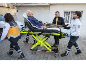 İzmir'de hastalar oy kullanmaya ambulansla götürüldü