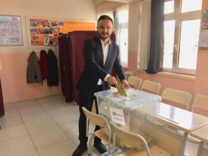 AK Parti İl Başkanı Yanar oyunu kullandı