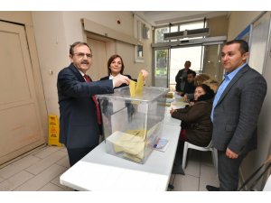 Zihni Şahin eşi ile birlikte oyunu kullandı