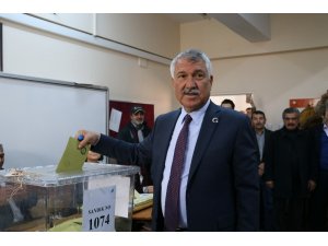 Adana Büyükşehir Belediyesi Başkan Adayı Karalar, oyunu kullandı