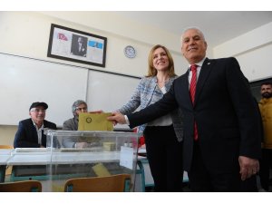 Bursa Büyükşehir Belediye Başkan Adayı Mustafa Bozbey oyunu kullandı