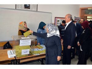 AK Parti Genel Başkanvekili Numan Kurtulmuş oyunu Fatih’te kullandı