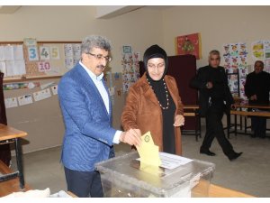 Van Valisi Bilmez eşiyle birlikte oyunu kullandı