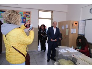Herkes Binali Yıldırım zannetti: Benzeri meraklı bakışlar arasında oy kullandı