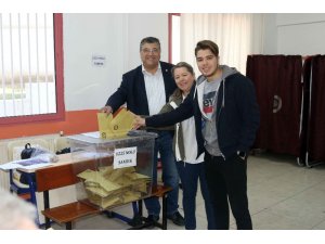 İzmir’de siyasiler sandık başında