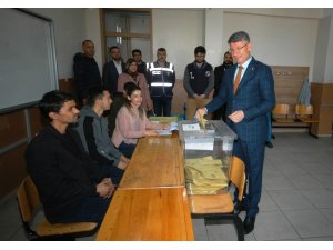 Fikret Yeni, ailesiyle birlikte oy kullandı