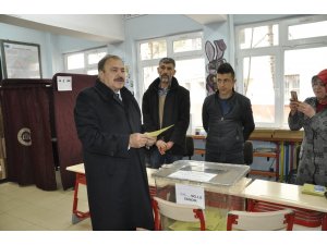 Eski Bakan Eroğlu baba ocağı Şuhut’ta oyunu kullandı