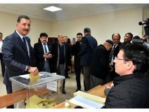 Mersin’de başkan adayları oyunu kullandı