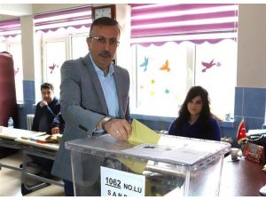 Belediye Başkanı Seçen, oyunu kullandı