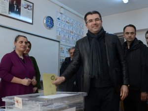 "Demokrasi" için bir günde 283 köy ve mahalle yolunu açtılar