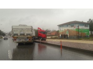 Aşırı yağış kaza getirdi