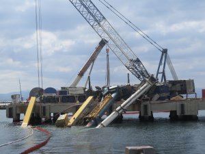 Kocaeli'de vinç ve kepçenin denize devrilmesi