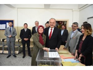Belediye Başkan Adayı Tahsin Babaş, oyunu kullandı
