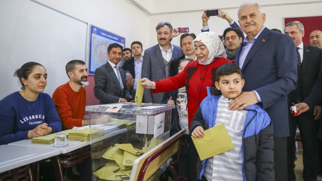 Binali Yıldırım Tuzla'da oyunu kullandı!