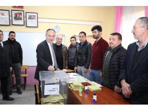 Kırıkkale’de siyasiler oylarını kullandı