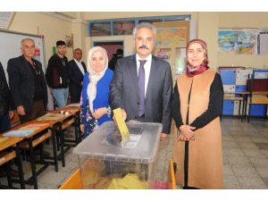 AK Parti teşkilatı oylarını kullandı