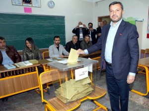 Fatih Mehmet Kocaispir, eşiyle oy kullandı