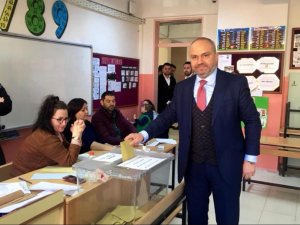 Siyasi partilerin il başkanları da oylarını kullandı