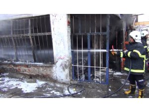 Sanayi sitesinde çıkan yangında 4 dükkan küle döndü