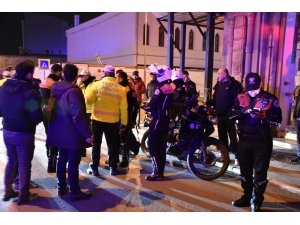 Yunus ekibinin motosikleti otomobille çarpıştı: 2 polis yaralı