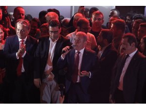 Böcek, zaferini partililerle paylaştı: " Antalya kazandı, demokrasi kazandı."