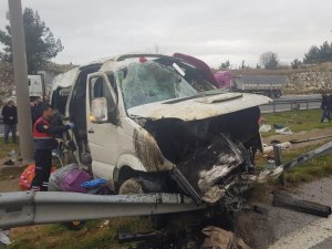 Tarım işçilerini taşıyan minibüs devrildi: 1 ölü, 11 yaralı