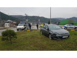 Hatalı dönüş yapan kamyonet kazaya sebep oldu