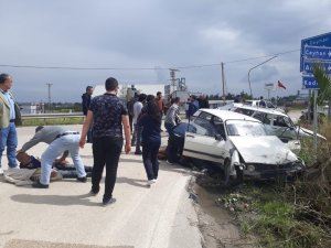 Osmaniye’de otomobiller kafa kafaya çarpıştı
